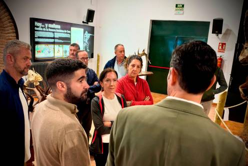 <i>La consejera Fina Martínez visita las instalaciones del centro de visitantes Torre del Vnagre. / Junta de Andalucía.</i>