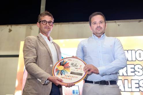 <i>Antonio Torres recibe el premio de Ayuntamiento de Villacarrillo de manos de Francisco Miralles. / Agustín Muñoz / Diario JAÉN</i>