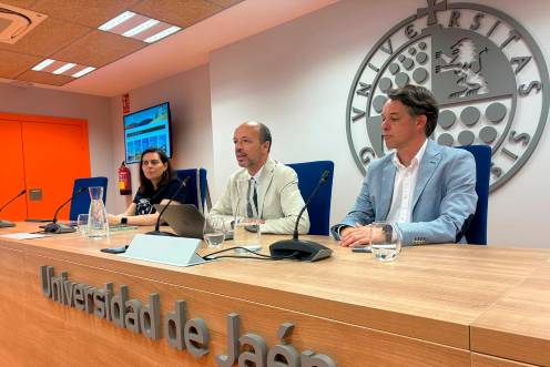 <i>María del Carmen Pegalajar, Francisco de Paula Roca y Miguel Ángel García presentan la nueva programación de los cursos. / UJA.</i>