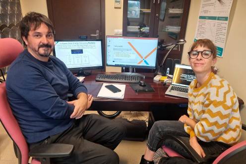 <i>Los investigadores del Departamento de Ingeniería Electrónica y Automática de la Universidad de Jaén Eduardo Fernández y Florencia Almonacid, reunidos. / Universidad de Jaén. </i>