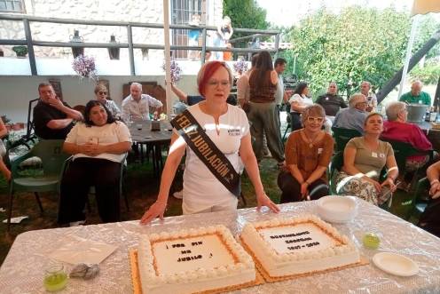 <i>Ani Garcia Martínez, con la tarta que le prepararon la familia y los amigos para festejar su jubilación en el referente de la hostelería segureña, el Hotel Restaurante Escobar.</i>