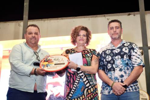 <i>El concejal Francisco de la Blanca entrega el galardón a los tíos de Juan Berlanga, Víctor Manuel Berlanga y María del Carmen Rezola. / Agustín Muñoz / Diario JAÉN. </i>