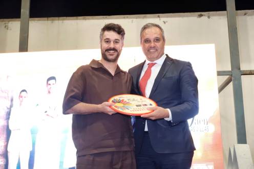 <i>Eleuterio Muñoz hace entrega a Juan Carlos García del premio especial de Diario JAÉN. / Agustín Muñoz / Diario JAÉN. </i>