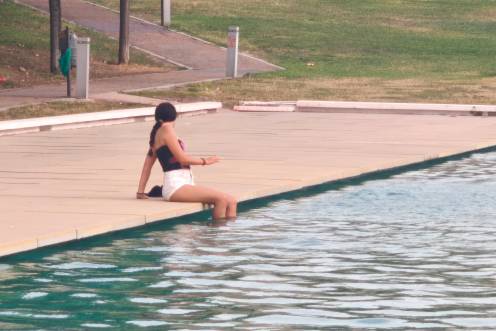 <i>Una chica se moja las piernas para refrescarse en una jornada de intenso calor. / Agustín Muñoz / Diario JAÉN</i>