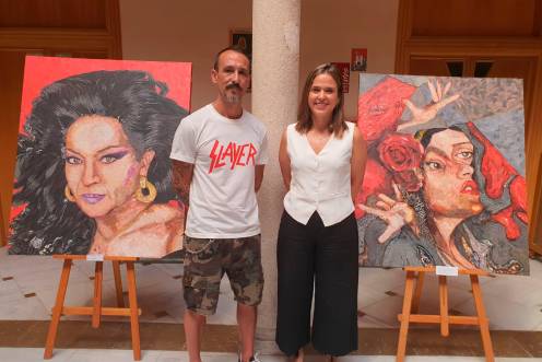 <i>Rubén González “Rubenartco” y la concejala Ángeles Díaz posan junto a dos obras de la muestra. / Ayuntamiento de Jaén.</i>