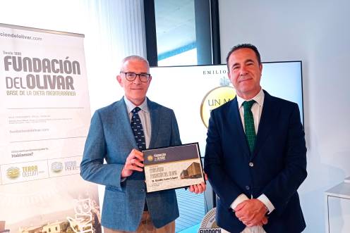 <i>Emilio Lara mientras sostiene un diploma y, a su lado, Javier Olmedo, en el acto de nombramiento como embajador de la Fundación del Olivar. / Fran Miranda / Diario JAÉN.</i>
