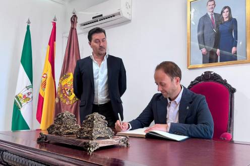 <i>Erik Domínguez firmando el Libro de Honor en La Carolina junto al alcalde del municipio, Cristobal Pérez. / Junta de Andalucía. </i>