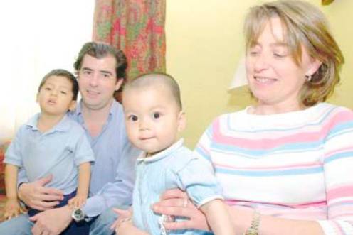 <i>Bruno y Guillermina posan con sus hijos, Bruno, de Perú, y Carmen, de China. / Archivo. / Diario JAÉN.</i>
