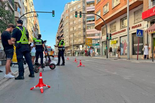 <i>Policía Local realizando un control de patinetes. / Ayuntamiento de Jaén. </i>