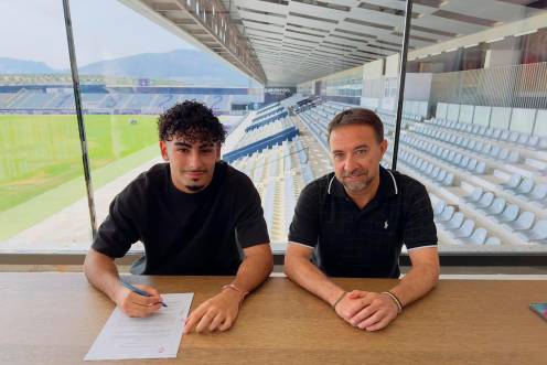 <i>David Gómez Montejano y Juan Gambero, en la firma del contrato. / Real Jaén.</i>