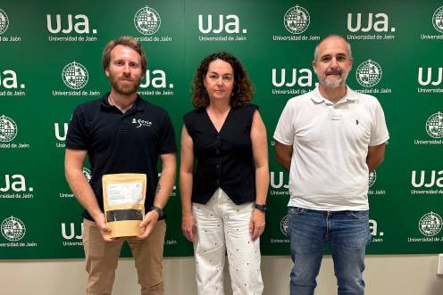 <i>Víctor Díaz Portellano, Carmen Martínez García y Antonio Manzaneda en la presentación del material digerido. / Universidad de Jaén. </i>