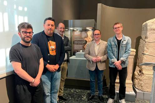 <i>El delegado territorial visita el Museo de Jaén para contemplar la pieza destacada del semestre. / Álvaro Guzguti / Diario JAÉN.</i>