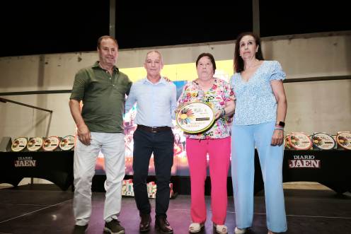 <i>La Cofradía de la Virgen de Lorite recoge el premio con el alcalde lupionense, Gonzalo Rus. / Agustín Muñoz / Diario JAÉN.</i>