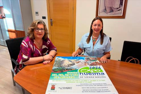 <i>La alcaldesa de Huelma, Ana María Guzmán, y la adjunta a la Dirección del periódico, Ana María Gómez. / F. J. Marín / Diario JAÉN. </i>