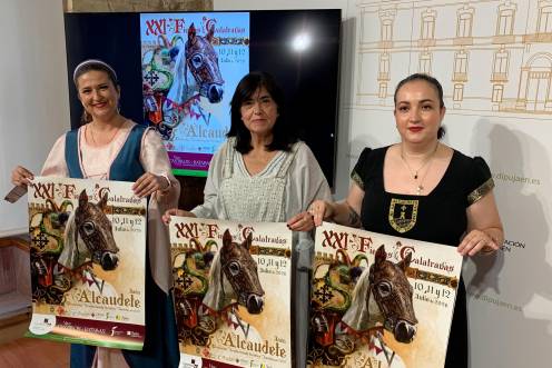 <i>Yolanda Caballero, Francisca Medina y Gemma Bermúdez, en la presentación. / Pablo Espinosa Luna / Diario JAÉN.</i>