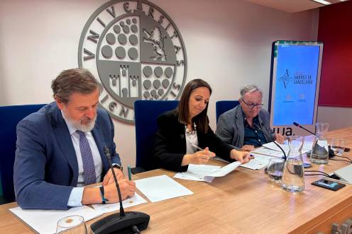 <i>Luis Jesús García-Lomas, Marta Torres y Pedro Galera durante la firma del convenio. / Universidad de Jaén. </i>