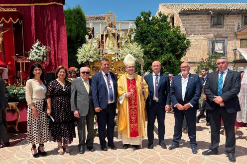 <i>El obispo de Jaén, junto al alcalde y exalcaldes de Pegalajar, con la Virgen de las Nieves de fondo. / J. Paredes / Diario JAÉN. </i>