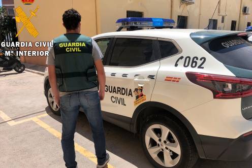 <i>Agente y vehículo de la Guardia Civil, en imagen de archivo. / Guardia Civil. </i>