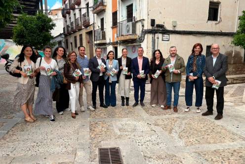 <i>Miembros del Partido Socialista de Jaén denuncian las políticas de vivienda de Juanma Moreno. / Juanfran Paredes / Diario JAÉN.</i>