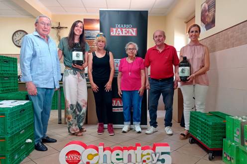 <i>Juan José Sánchez Rodríguez, Eloísa Castro López, Gema Jiménez Arenas, María José Lainez Fernández-Heredia, José Martín Córdoba y Manuela Rosa Jaenes posan con las garrafas de aceite de Aires de Jaén en el Comedor Social San Agustín que Cáritas Interparroquial gestiona en Linares. / Fran Miranda / Diario JAÉN.</i>