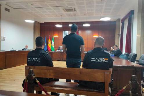 <i>El acusado prestando declaración durante el juicio. / Europa Press.</i>