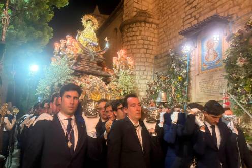 <i>Algunos momentos de la procesión de la Virgen de la Capilla, por el centro de Jaén. / Fotografías: Ana Isabel Bravo / Diario JAÉN.</i>