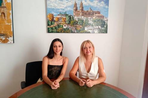 <i>Belén Turnes y María Espejo se reúnen con motivo del LP “27 años no es nada”. / Ayuntamiento de Jaén.</i>