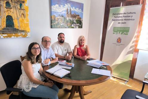 <i>Foto de la reunión mantenida con María Espejo y representantes de la Real e Ilustre Cofradía de Santa Catalina de Alejandría. / Ayuntamiento de Jaén. </i>