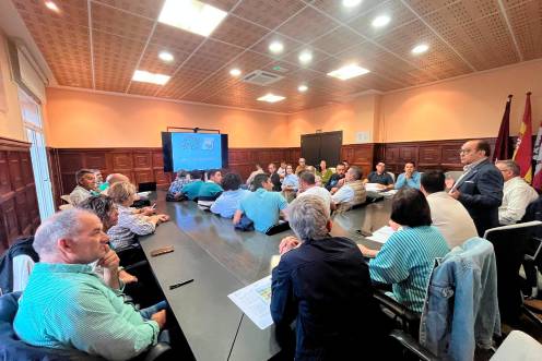 <i>Encuentro con la Asociación para la Promoción del Cochinillo Segoviano. / Diputación de Jaén.</i>