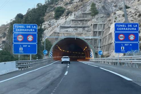 <i>El túnel de La Cerradura, con dos calzadas y dos tubos reabiertos, tras la finalización de las obras acometidas desde primavera en la A-44. / Jason Moyano / Diario JAÉN.</i>