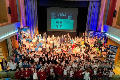 <i>Foto de familia de los estudiantes en el Teatro Darymelia.</i>