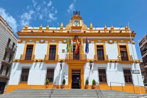 <i>Fachada del Ayuntamiento de Bailén. / Europa Press</i>