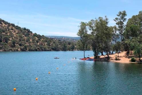 <i>Playa del embalse del Encinarejo, en imagen de archivo. / Ayuntamiento de Andújar. </i>