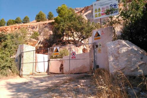 <i>Imagen de archivo del acceso a la cantera de la Fuente de la Peña. / Europa Press. </i>
