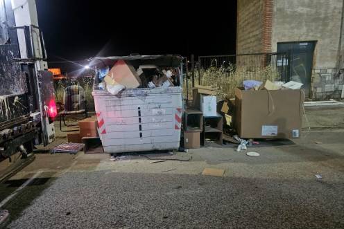 <i>Basura arrojada en distintas zonas de la ciudad. / Ayuntamiento de Jaén.</i>