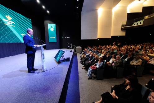 <i>El presidente de Caja Rural de Jaén, Juan Núñez, se dirige a cientos de empresarios en un Salón Guadalquivir totalmente lleno. / Agustín Muñoz / Diario JAÉN.</i>