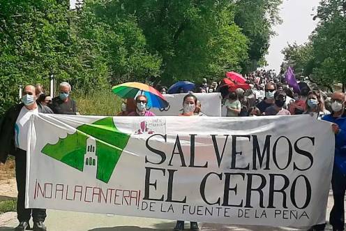 <i>La protesta contra la reactivación de la actividad en la cantera de La Quebrada en una imagen de archivo. / Europa Press.</i>