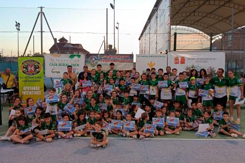 <i>Foto de familia de los participantes en el Campeonato de Tenis “IV Memorial Andrés Calles-Trofeo Fundación Caja Rural de Jaén”. </i>