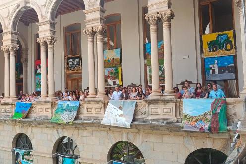 <i>Paco Reyes y Antonio Morales junto con artistas de diferentes municipios y asociaciones de Sierra Mágina. / Adrián Claudio Bonache / Diario JAÉN.</i>