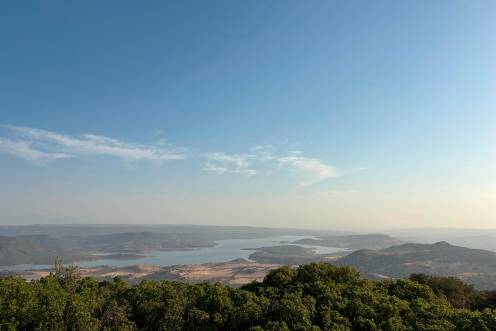 <i>El embalse del Giribaile desde un mirador de Arquillo. / Isabel Aranda / Diario JAÉN.</i>