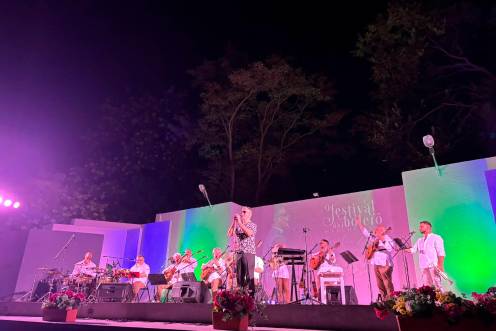 <i>Imagen de Charanda en la novena edición del Festival del Bolero, celebrado en el Auditorio Municipal de Mancha Real. / Isabel Aranda / Diario JAÉN.</i>
