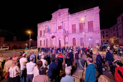 <i>Minuto de silencia a las puertas del Ayuntamiento de Linares.</i>