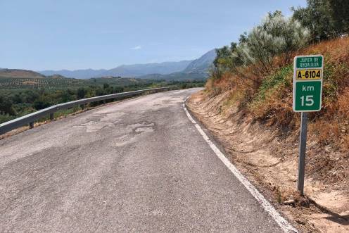 <i>Punto kilométrico 15 de la A-6104, carretera que une Úbeda con Jimena. / Junta de Andalucía.</i>