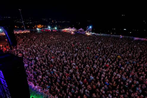 <i>Público asistente durante una actuación en el segundo día del festival. / Oleosónica Jaén Music Fest.</i>