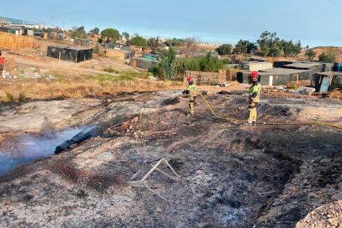 <i>Imagen de archivo de unincendio en el asentamiento de Palos de la Frontera (Huelva). Archivo. / Consorcio Provincial de Bomberos de Huelva.</i>