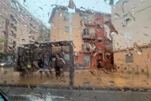 <i>Imagen de las vistas desde un coche a través de un cristal con gotas de lluvia. / Archivo.</i>
