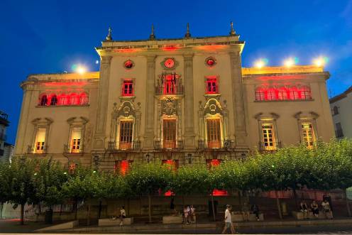 <i>Fachada iluminada con los colores de España para celebrar la victoria de la selección española en el Mundial. / Ayuntamiento de Jaén.</i>
