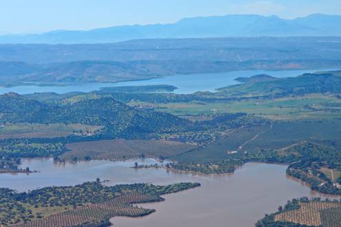<i>Fotografía tomada desde un ultraligero, en primer término, el pantano del Guadalén, de un color, y al fondo, el embalse del Giribaile con las aguas de otro color.</i>
