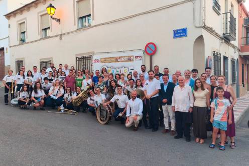 <i>Foto de familia en la recientemente renombrada como Calle Diario JAÉN, en Porcuna. / P. Espinosa / Diario JAÉN.</i>
