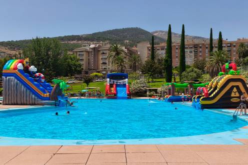 <i>Fiesta acuática montada por el Patronato de Deportes, en la apertura de la piscina de Las Fuentezuelas. / Pablo Espinosa / Diario JAÉN. </i>